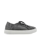 Zapatilla de lona color gris oscuro con efecto lavado, diseño de corte bajo, cierre con cordones y suela de goma blanca.