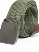 Cinturón de lona canvas color negro con hebilla automática metálica gris oscuro, con el nombre "FORUM" grabado.