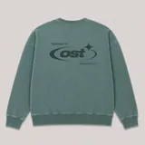 Buzo de cuello redondo en color verde, con diseño de calce holgado, puños y ruedo acanalados, y un pequeño logo bordado en el centro del pecho.