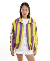 Campera ligera con cierre frontal y bolsillos. Confeccionada en tela de microfibra con diseño a rayas en sublimación.