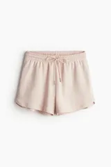 Short de felpa liviana con cintura elástica, cordón de ajuste y bolsillos laterales discretos.