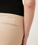 Pantalón de vestir rojo con corte cigarette, bolsillos delanteros y aberturas laterales en el ruedo.