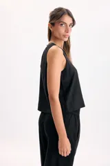 Top negro sin mangas, confeccionado en mezcla de lino y viscosa, con cuello redondo y diseño de corte suelto.