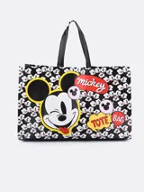 Bolso tote negro con estampado de caras de Mickey Mouse en blanco y negro. Tiene asas negras y un diseño con la cara de Mickey Mouse grande y textos en burbujas de diálogo.