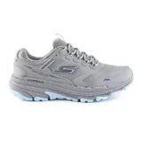 Championes deportivos Skechers Go Run Trail Altitude 2.0 para mujer, color gris con detalles en azul. Capellada de cuero y malla repelente al agua, plantilla Air-Cooled Goga Mat, entresuela Ultra Light y suela de goma con tracción multidireccional.