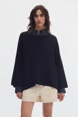 Sweater de punto negro con cuello bote y mangas evasé, confeccionado en algodón con diseño holgado.