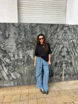 Pantalón de jean fino de corte recto y holgado, con diseño a rayas y cintura elástica.