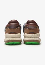 Championes urbanos Satorisan modelo Chacrona Premium, color verde caqui con detalles en negro y marrón. Presentan una entresuela con diseño jaspeado, suela con toques verdes y aplique circular negro en el lateral.