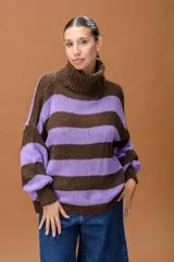 Sweater de punto grueso con cuello alto tipo polera, diseño a rayas horizontales en colores marrón y lila, de calce relajado y mangas amplias.