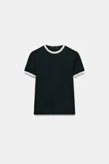 Camiseta de corte slim fit en color negro, con cuello redondo y manga corta. Presenta detalles de vivos en tejido de encaje blanco en el cuello y en los bordes de las mangas.