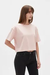 Remera negra de algodón de corte ancho y corto, con mangas cortas y cuello redondo a la base.