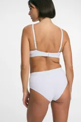 Sostén blanco con copas triangulares, elástico en el bajo busto y breteles ajustables.