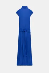 Vestido largo color azul, confeccionado en tejido elástico, con cuello alto, manga muy corta y detalle de lazada en la cintura. Cuenta con abertura en la espalda.