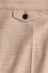Pantalón sastrero de tiro alto con corte recto, confeccionado con pretina prolongada, cierre frontal, bolsillos laterales y detalle de bolsillo monedero con solapa en la cintura.