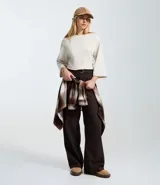 Pantalón de sastrería color marrón oscuro, de corte recto y tiro alto. Presenta bolsillos cargo laterales, trabillas para cinturón y viene con un cinturón de tela con hebilla metálica ajustable.