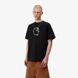Remera negra Carhartt WIP de manga corta y corte holgado, con estampa frontal en el pecho simulando alambre de púa formando la letra 'C'.