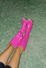 Botas altas color camel de gamuza con taco bloque y cierre lateral.