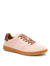 Championes Cat modelo Pause Retro, de diseño clásico y versátil. Presentan una capellada de gamuza en tono rosado con detalles en marrón, cordones al tono y suela de goma con textura de panal y logo grabado.