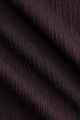 Pantalón de punto color marrón oscuro, de tiro alto con cintura elástica, cordón de ajuste y diseño de piernas amplias.