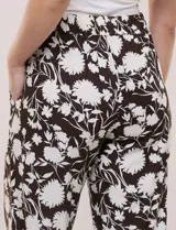 Pantalón crop fluido con estampado animal print, tiro alto y pretina elástica en la parte posterior. Cuenta con bolsillos laterales y perneras amplias y rectas.