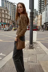 Jersey de punto con estampado animal print de leopardo, cuello redondo y manga larga.