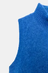 Chaleco de punto rojo con cuello subido y manga sisa.