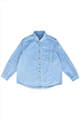 Camisa de jean celeste, de corte clásico, con cuello abotonado, manga larga y bolsillo en el pecho.