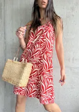 Vestido corto de tirantes finos con estampado orgánico de hojas en color rojo y blanco, de calce suelto y relajado.