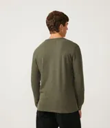 Remera verde militar de manga larga, cuello redondo y corte recto.