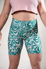 Calza biker deportiva con estampado abstracto en tonos verde y blanco.