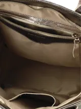 Cartera tipo tote de cuero color peltre metalizado, con doble asa de hombro y borlas decorativas colgantes en los laterales. Presenta el logo de la marca grabado en la parte frontal.