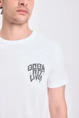 Remera blanca de manga corta con estampado de Boba Fett en la espalda.