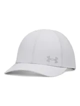 Gorra deportiva Under Armour de perfil bajo en color blanco, confeccionada en tejido ligero y elástico con paneles perforados para mayor transpirabilidad. Cuenta con visera precurvada, logotipo reflectante y cierre ajustable con velcro en la parte trasera.
