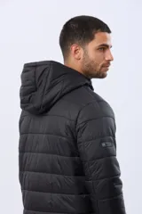 Campera puffer reversible para hombre, de color negro, con diseño capitonado, capucha integrada y bolsillos funcionales con cierre frontal.
