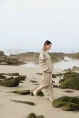 Pantalón de lino de corte recto y holgado, con cintura elástica y diseño fluido.