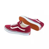 Championes Vans Old Skool de lona y gamuza color bordó, con la clásica banda lateral Sidestripe blanca, cordones blancos y suela waffle de goma.