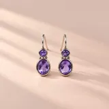 Aros colgantes de plata 925 con dos piedras de amatista facetadas en corte redondo y ovalado.