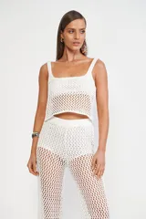 Musculosa de crochet calado color blanco, con breteles anchos y corte crop.