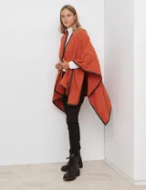 Ruana de tejido suave color azul oscuro, con vivos de ecocuero negro en los bordes.