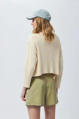 Short color beige de tiro alto y tela liviana con grandes bolsillos.