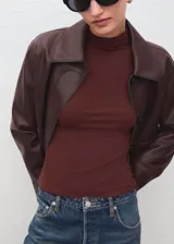 Camiseta de cuello alto y manga larga, con diseño entallado al cuerpo.