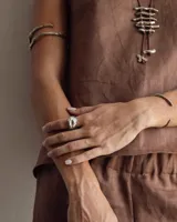 Anillo ancho de alpaca color plateado, con diseño irregular y textura rugosa. Pieza hecha a mano.