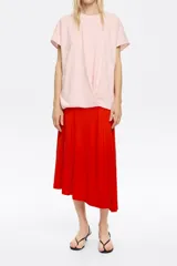 Vestido midi bimateria de corte ajustado en la cadera, con escote caja, manga corta murciélago y parte superior con pliegues en delantero y espalda. Falda fluida con vuelo y abertura.