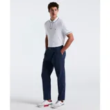 Polo blanca de piqué con cuello clásico y tapeta de dos botones. Detalles de ribete negro en cuello y mangas. Logo bordado en el pecho.