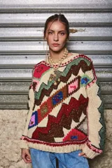 Sweater de lana tejido y bordado a mano con diseño geométrico multicolor, de calce holgado, cuello a la base y puños.