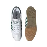 Championes adidas Country II de diseño clásico, color blanco con las icónicas tres tiras laterales y detalles en el talón en color verde. Presentan suela de goma color caramelo y entresuela blanca con una franja verde.