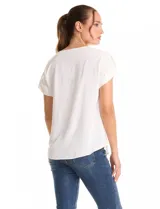 Blusa de crepe color blanco, con cuello redondo a la base y mangas cortas con detalle de presilla y botón en el borde.