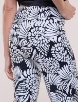 Pantalón capri Zac & Rachel de gabardina elastizada con estampado floral en blanco y negro, con pretina ancha elastizada.