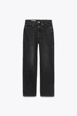 Jeans de tiro alto color negro con efecto lavado, corte mom fit, cinco bolsillos y cierre frontal con cremallera y botón metálico.