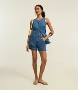 Short de jean estilo mom, tiro alto, color azul medio. Presenta cintura sastre con botón forrado y dobladillo en los bordes.